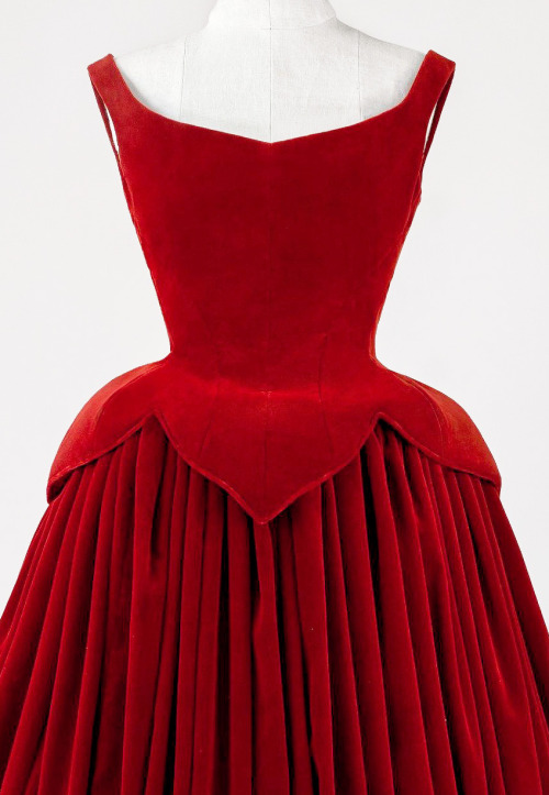 evermore-fashion:Favourite Designs: Frieda Leopold ‘Blood Red Velvet’ Haute Couture Gown [x]