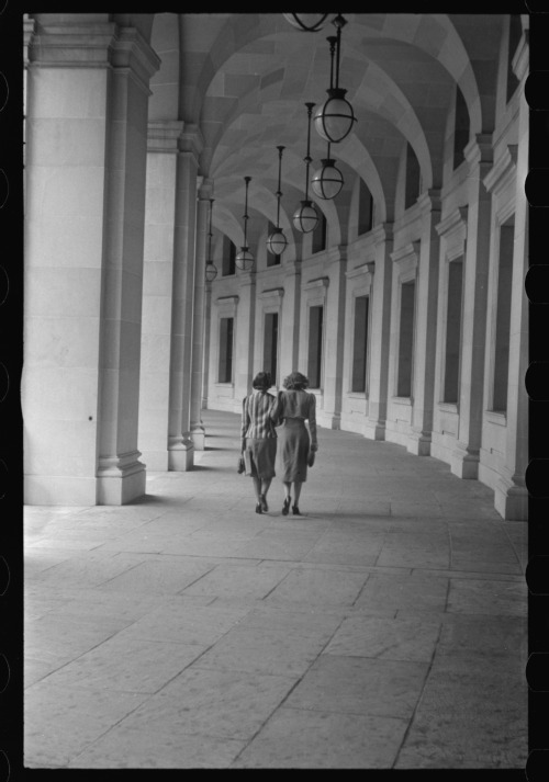 1939. “Washington, D.C. A view of the circular walk leading from the Benjamin Franklin post of