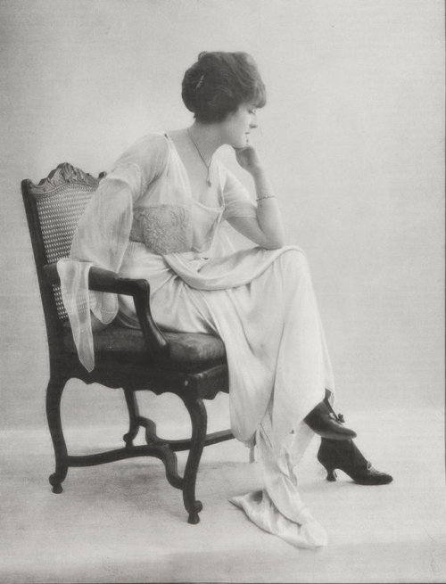 Robe par Doeuillet, 1912.