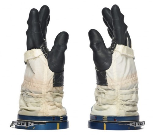 “Zveda” cosmonaut gloves worn on a Soviet Space Agency mission, 1990