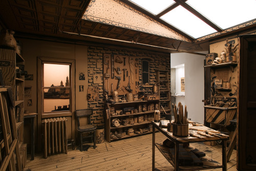 cctvnews:  American artist makes full stop in studio tributeAmerican artist Tom Burckhardt created a full-scale and highly-detailed artist’s studio using cardboard, hot glue and black paint. The project took him eight months to finish, and will go on