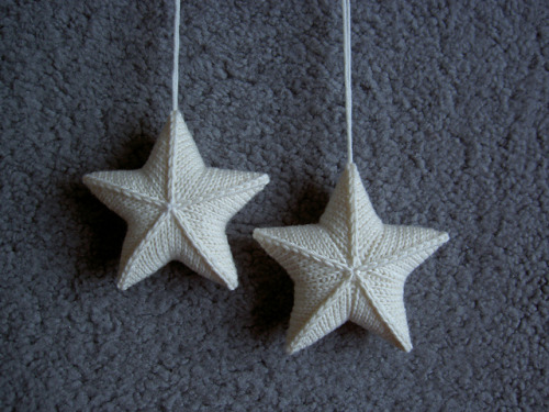 stitcherywitchery: Stjarna – a free pattern for knit ornaments by Karolina Eckerdal.