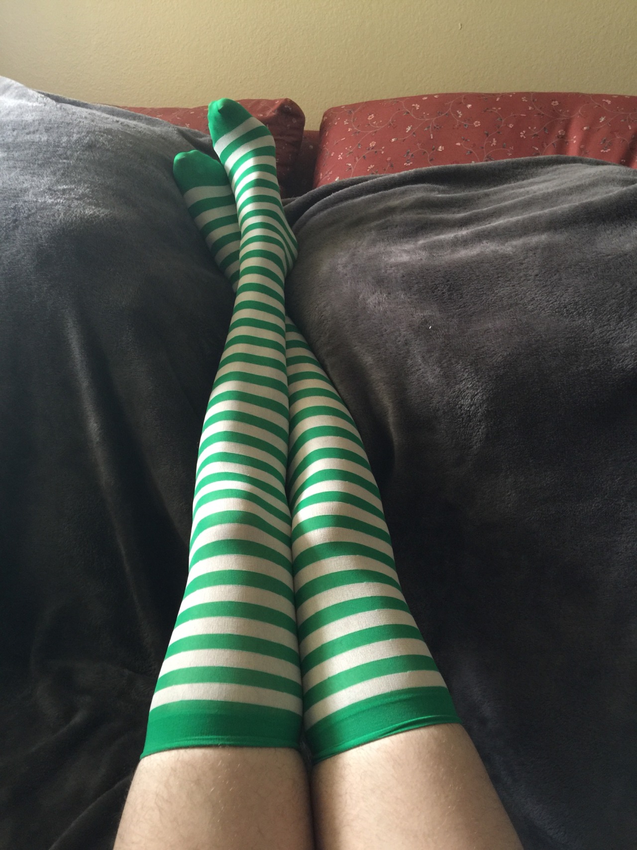 COOL DUDE DRAKEFIRE GOT US GIFTS! SOCKS~~~ THANKS!!~~~~~  (Mine are the blue ones,