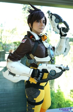 sirenacosplay:  A new photo of Tracer from ECCC! Photo by Eurobeat Kasumi Photography Gun casts by @sweatshop202 Jacket patches by @emmabellish Goggles by Henchmen Props Rest of cosplay made by me, please don’t remove credits! 
