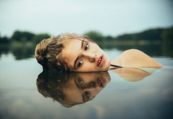 mymodernmet:  Photographer Bleeblu captures gorgeously intimate portraits of women. 