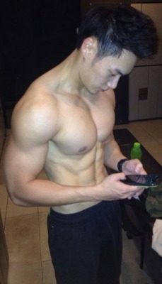 asianmusclefetish:  Original post: http://asianmusclefetish.tumblr.com