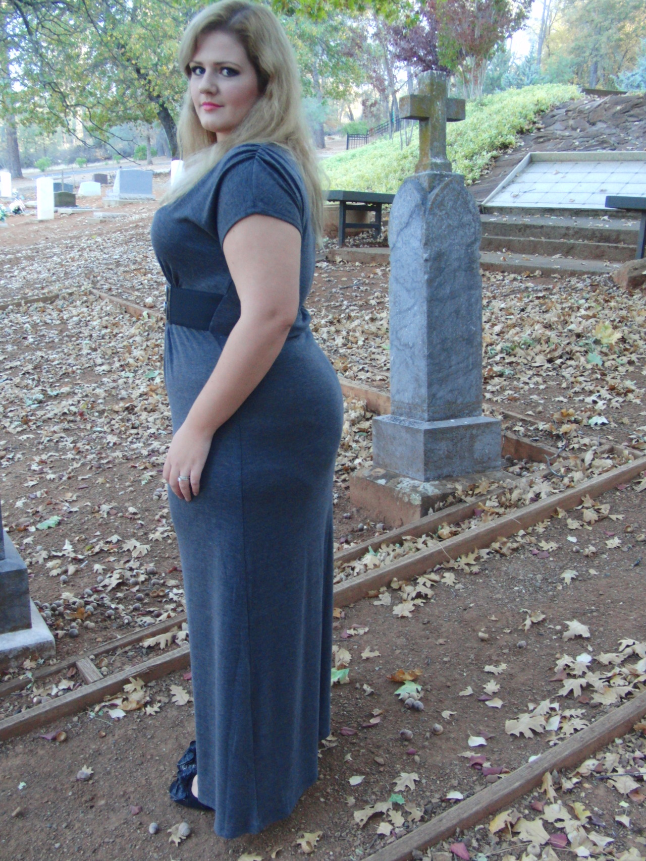 ch229:  marshmallowfluffwoman:  Crunchy leaves and silky soft dress Size 18, age