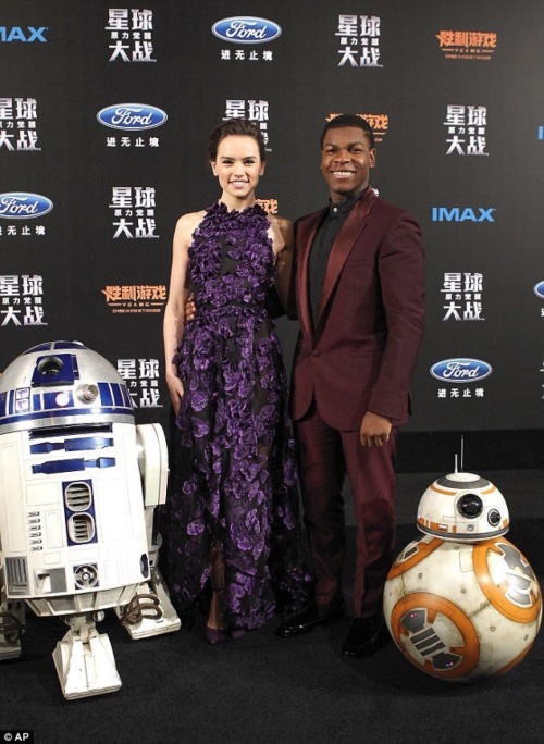 daisyridleyofficial:  Daisy at The Force Awakens premiere in Shanghai (December 27)