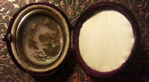 roses–and–rue:The latest addition to my collection of Victorian hair work is this miniature on mothe