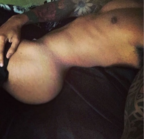 iloveazz89:  iloveazz89.tumblr.com   To submit ass pics send them to KIK : topjerzee.