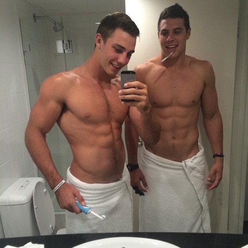 menzmen:gayeroticthoughts:DAD’S SELFIE- “Dude, you got a text on your phone. Says it’s from your dad