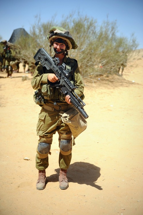 shiny-kit-syndrome:IDF Grenadier girl with Tavor