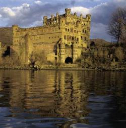 odditiesoflife:  Abandoned Bannerman Castle