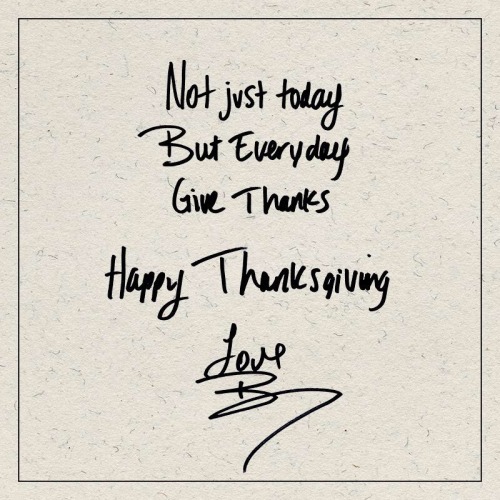 hellyeahbeyonce:  Happy Thanksgiving BEYHIVE!