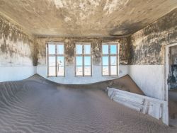 creativehouses:Sand has overtaken a room