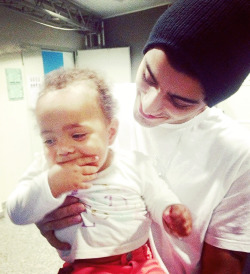 blamestyles:  carolinewatson_:Chillin with Uncle Zayn before the show last night #milan #wwatour #1dstylinghq xx 