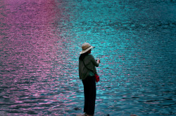 dominicsavaglio:  Lady with the red bagTwin Lakes, Mammoth 2014