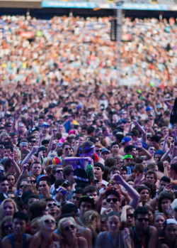 rave-republic:  Crowds xoxo | Rukes            