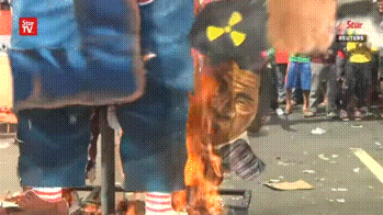ddestr0yedd: kropotkindersurprise: November 13 2017 - Protesters in Manila burn a