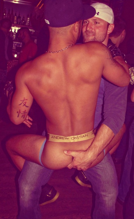 phd-bullrider:  I wanna get some!  This is fuk’in hot & sexy!