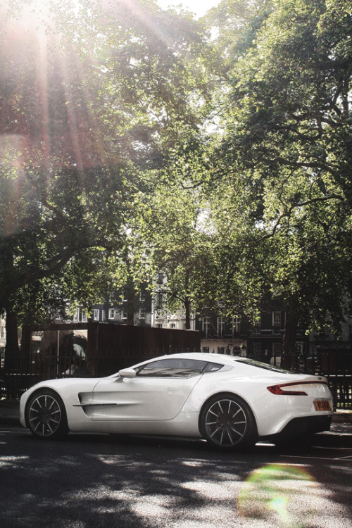 italian-luxury: Beautiful London Morning Sight, Aston Martin One-77