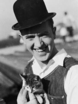  Stan Laurel with cat parfumo.net 