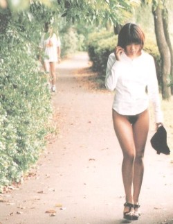 whitetopsnobottoms:  bottomless stroll through the park 