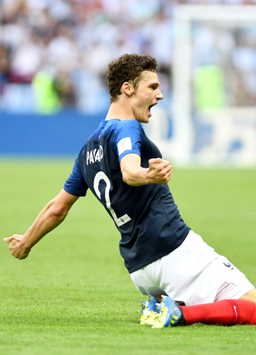 worldcupdaily:  Benjamin Pavard of France scoring his team’s 2nd goal vs. Argentina 