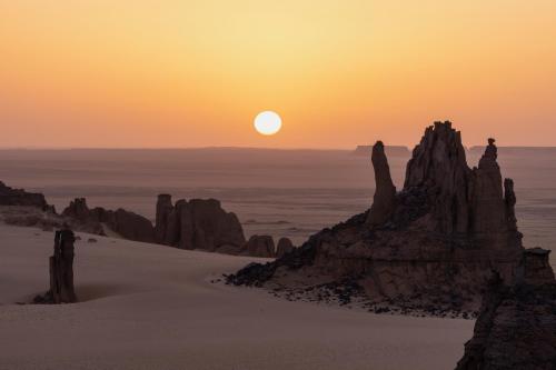 amazinglybeautifulphotography:Sunrise Sahara Desert of Tahaggart, Algeria [OC] [1900x1267] - Author: