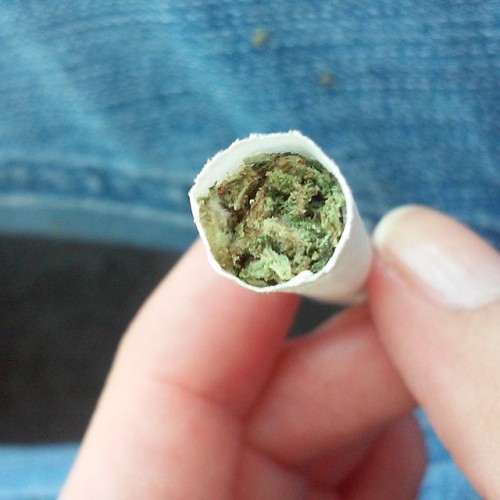 theprettylittlestoner:  Filled it up ……. very carefully 😄 #dank #girlswhosmoke #Girlswhogrow #emptycig #stuffit #kush #smokeit #flyhigh