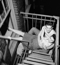 flashofgod: Stanley Kubrick, Couple flirting on a fire escape, 1946.