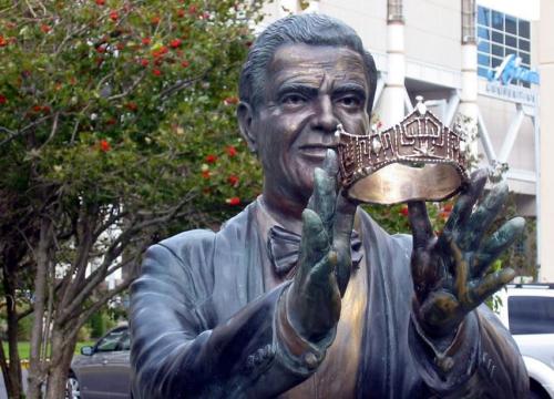 Bert Parks statue with Miss America crown in Atlantic City, New Jersey