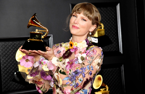 tayswiftwork:Taylor Swift, winner of Album of the Year for ‘Folklore’, poses in the media room durin