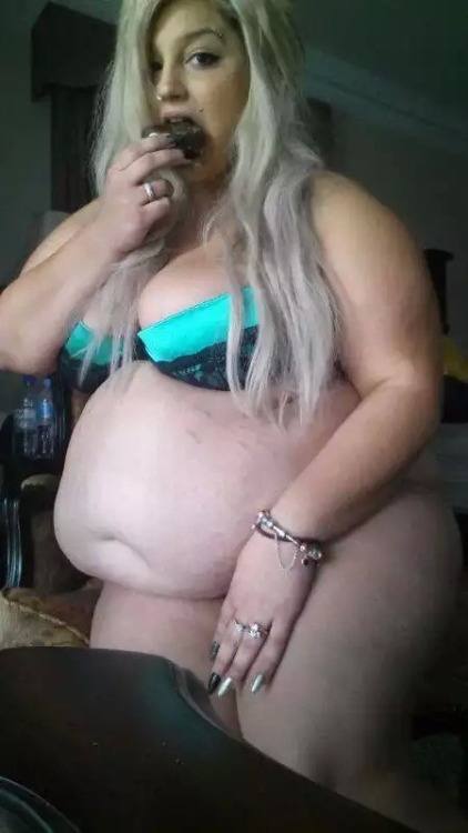 asukazx13:  MsChunky eating.