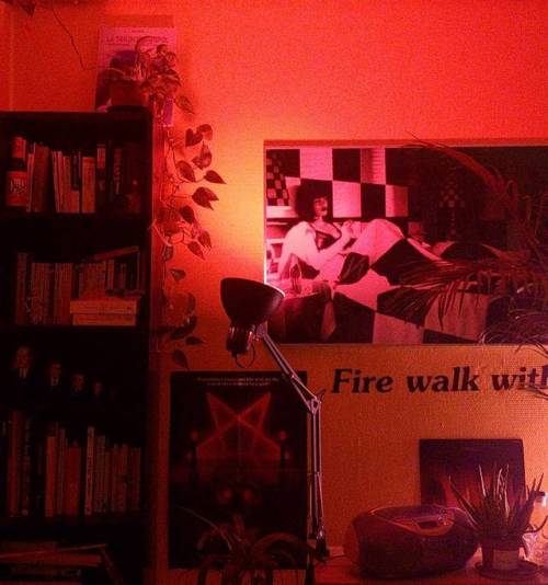 HOME . . . #huawei #hue #philipps #thedoomgeneration #firewalkwithme #pinkneon #neons #neon #homede