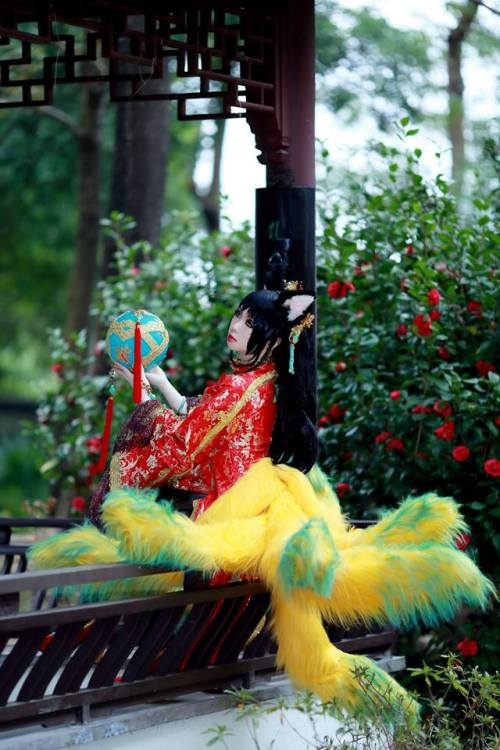 league-of-legends-sexy-girls:  Ahri Cosplay