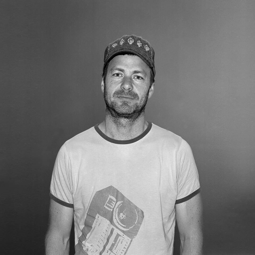 STUART HAYGARTH
O artista britânico Stuart Haygarth é acima de tudo um contador de histórias. Sua prática gira em torno de...