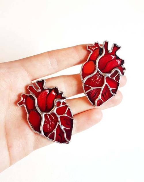 littlealienproducts: Anatomical Heart Brooch by ArtBrothersGlass