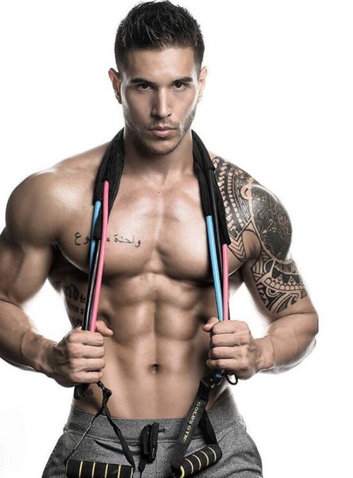 vergasyfetichesgay:  Alan Valdez, Guapo modelo Mexicano enseñando su sexy cuerpazo y rica vergota, el latinos perfecto!  …Para ver mas latinos vergones entra a  vergasyfetichesgay   