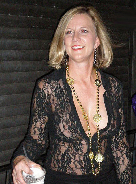 spectularmatures:  I LOVE sheer… especially in public! 