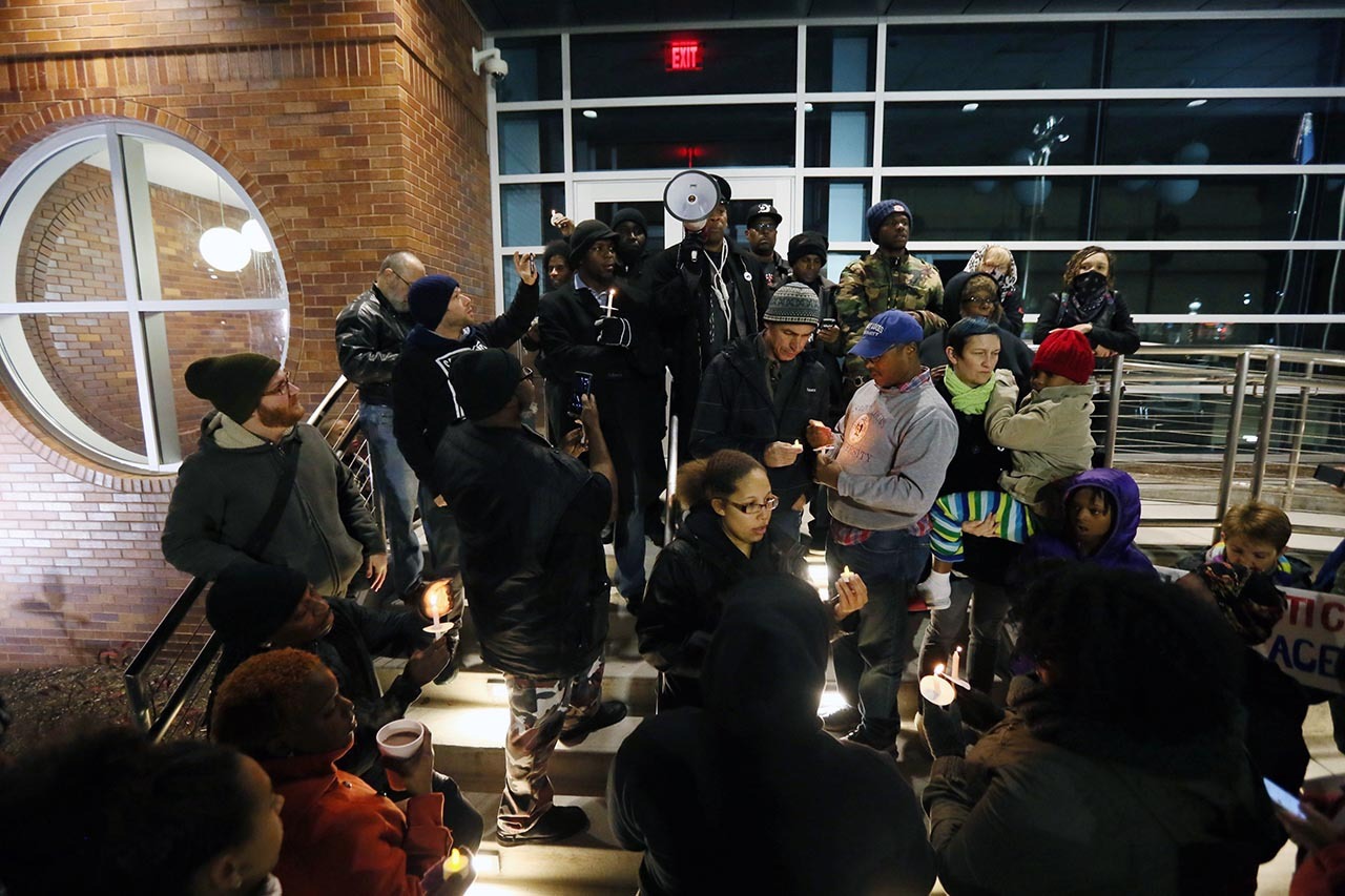 Ferguson: Manifestantes frente a la estación de policía de Ferguson en el primer aniversario de la decisión del gran jurado de no acusar policía Darren Wilson en la muerte de Michael Marrón. Brown, que era negro, tenía 18 años y desarmado cuando fue...