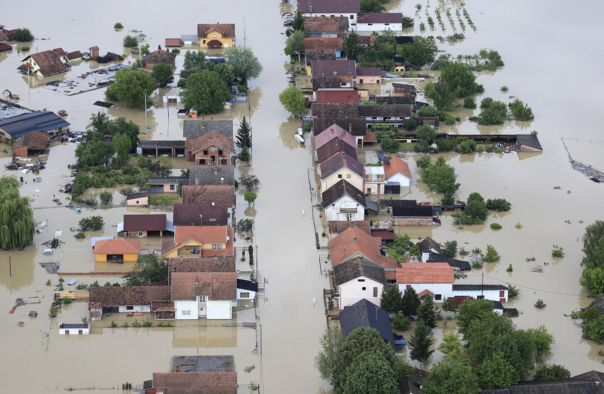 merosezah:  1. A Serbian rows a boat past flooded ambulance vehicles in the flooded