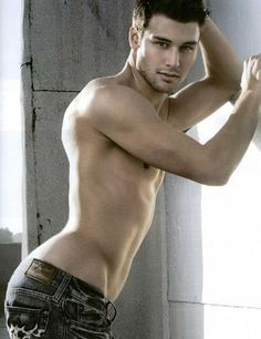 boytrappedinthcloset:  Yass daddy -Ryan Guzman