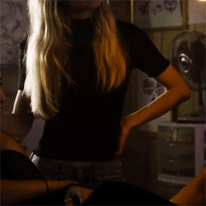 Girlfriends holding hands (◡‿◡✿)
