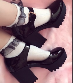 xchinadollyx:  ☁️frilly socks ☁️