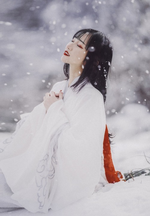 『雪女』  Traditional Chinese Hanfu photography via 夏弃疾_. She is wearing a waist-high Ruqun/襦裙