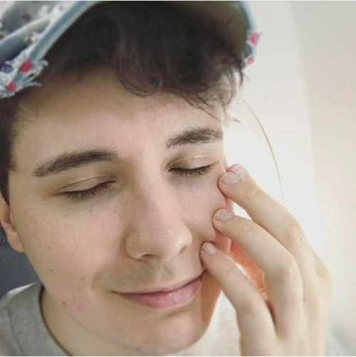 krewlife-kia:I WOULD LIKE TO PERSONALLY THANK THE CONTINENT OF AUSTRALIA FOR PAINTED NAILS HOWELL™