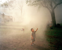 unrar:   Wakayama, Japan. Child with kite at Grand Spring Festival 1998. Chris Steele-Perkins. 