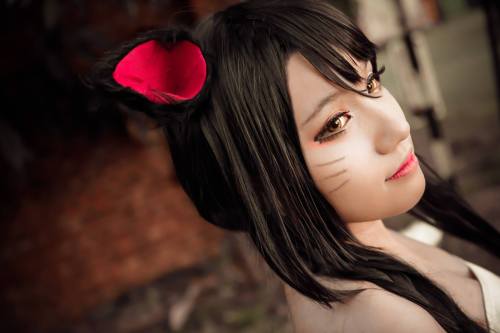 league-of-legends-sexy-girls:  Ahri Cosplay porn pictures