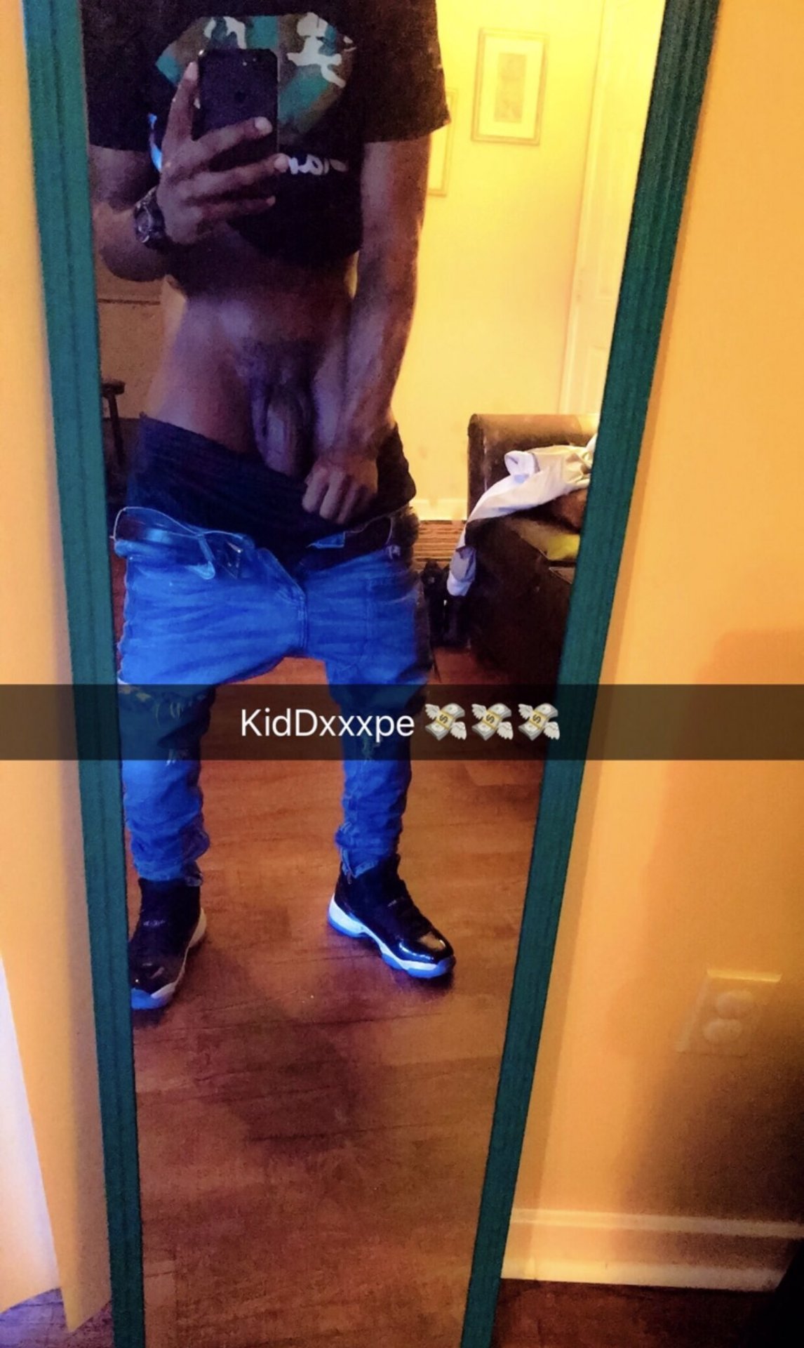 deejpluto:  I don’t know who this dude is but he has the perfect size dick.